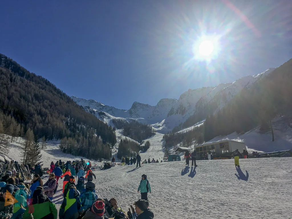 Blick gegen die Sonne über die belebte Talstation.